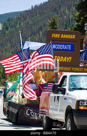 Stati Uniti d'America, Colorado, Frisco. Macchina tira il galleggiante nel luglio del quarto parade. Foto Stock