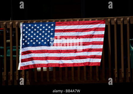 Stati Uniti d'America, Colorado, Frisco. Bandiera americana decora balcone nel luglio del quarto. Foto Stock