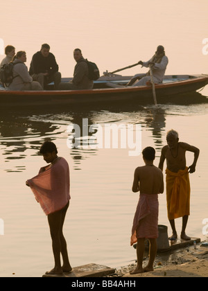 Pellegrini bagnarsi nel sacro fiume Gange. Foto Stock