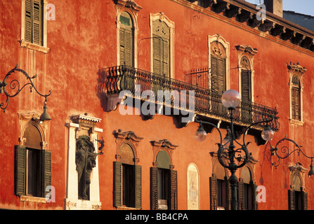Elk140 2339 Italia Verona Piazza Bra facciata di edificio con balcone Foto Stock