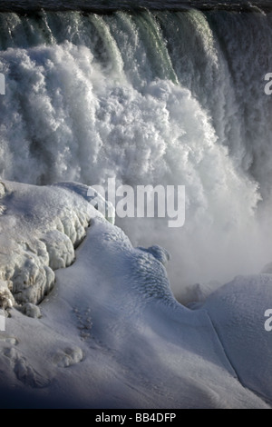 Cascate del Niagara in inverno con neve - Close up di acqua a cascata sopra le cascate - American Falls Cascate del Niagara - New York - USA Foto Stock