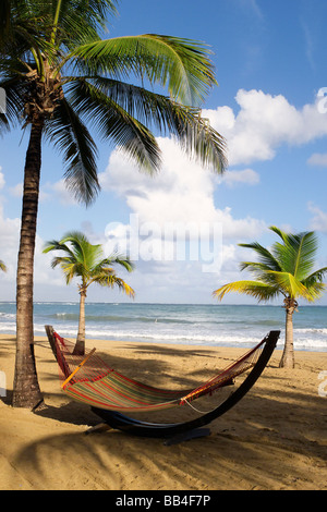 Amaca su una spiaggia caraibica di Isla Verde Puerto Rico Foto Stock