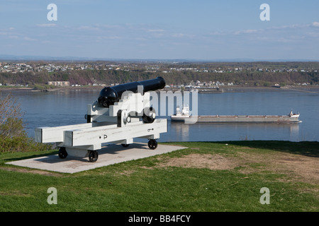 Un vecchio cannone sulle pianure di Abramo si affaccia su una nave la navigazione a St Lawrence fiume nella parte anteriore della città di Québec Foto Stock