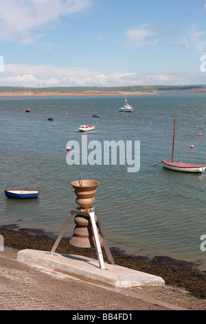 Campana di marea a Appledore North Devon, sulla banca di estuario del fiume Torridge e fiume Taw, con barche ormeggiate e dune di sabbia. Foto Stock