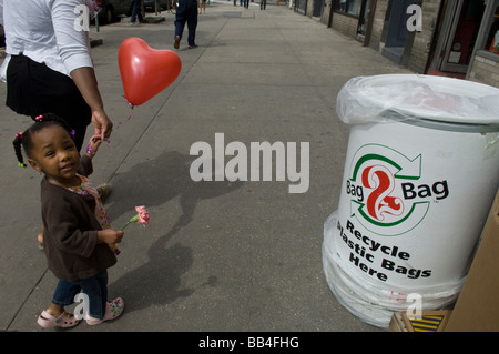 Un contenitore per il riciclaggio dei sacchetti di plastica nella parte anteriore del negozio alimentare sulla Upper West Side di New York Foto Stock