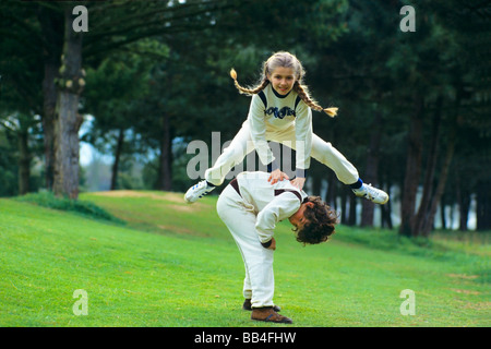 BAMBINO E RAGAZZA CHE GIOCANO A LEAPFROG Foto Stock