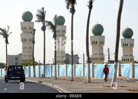 Senegal: moschea a Dakar, Mausoleo di marabout Seydou Nourou Tall, fondatore della filiale di Tidjane o Tijaniya la fraternità Foto Stock