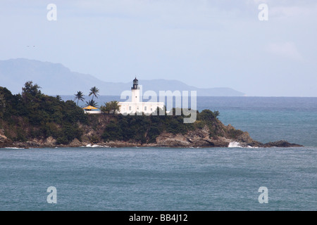 Vista di un faro su una scogliera Punto Faro di tonno Puerto Rico Foto Stock