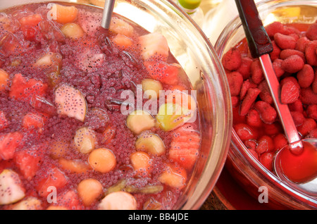 Una chiusura di due ciotole di frutta fresca su un Chiang Mai bancarella di strada nord della Thailandia Foto Stock