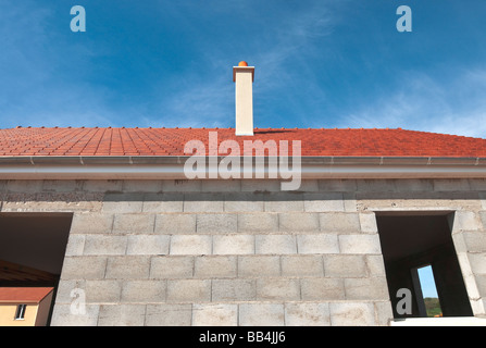 Blocco di brezza a parete e tetto di tegole - alloggiamento nuovo station wagon, Indre-et-Loire, Francia. Foto Stock