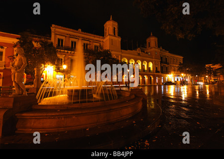 Vista notturna della città illuminata Hall sulla Plaza de Armas di Old San Juan Portorico Foto Stock