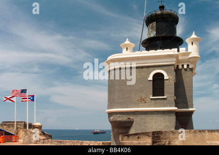 Basso Angolo di visione di un faro El Morro Fort San Juan Portorico Foto Stock