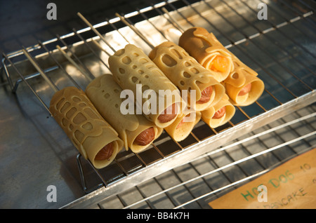 Thai hotdog avvolto in pancake su un bastone pronto a mangiare Chiang Mai Thailandia Foto Stock