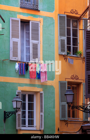 Tipico francese windows in "Vielle Ville' parte di Nizza, Francia Foto Stock