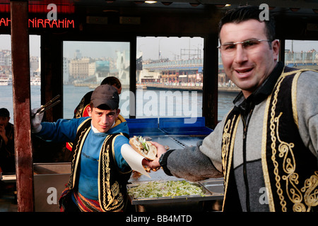 Il famoso barche vendita di pesce alla griglia panini accanto al Ponte di Galata nel quartiere Eminonu Istanbul Foto Stock