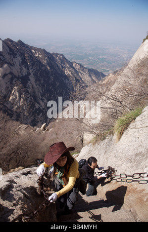 La scalata al picco del Nord il monte Huashan Foto Stock