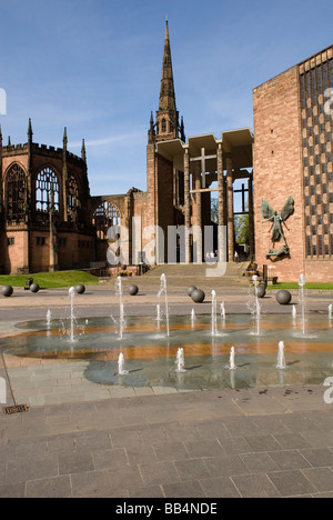 Vista del nuovo e vecchio cattedrali di Coventry Foto Stock