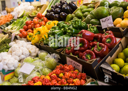 Frutta e verdura in stallo a Coventry al mercato Retail Foto Stock