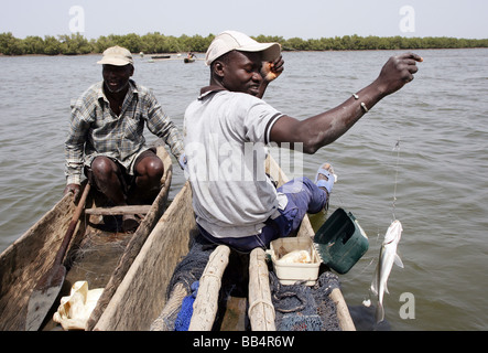 Senegal: i pescatori nella sua piroga sul fiume Casamance Foto Stock