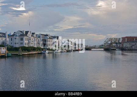 Nord America, USA, Connecticut. Il fiume mistico Ponte dell'autostrada, e le barche e gli edifici lungo le rive del fiume mistico Foto Stock