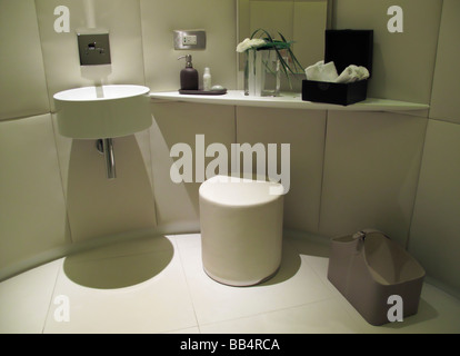 Il bagno della First Class Lounge di Air France (La Premiere) all'Aeroporto Charles de Gaulle, Roissy FR Foto Stock