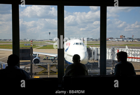 I passeggeri in attesa al cancello di imbarco. L'aeroporto di Heathrow. Londra. U.K. Foto Stock