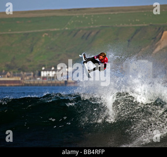 Surf concorrente prende all'aria in O'Neill 'acqua fredda Classic' concorrenza a Thurso East, Thurso, Caithness in Scozia Foto Stock