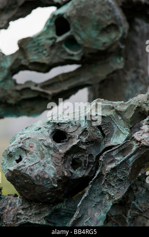 L'Europa, l'Irlanda, nella contea di Mayo, Murrisk. Dettagli del scolpito scheletri di metallo sulla carestia nazionale Memorial Foto Stock