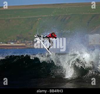 Surf concorrente prende all'aria in O'Neill 'acqua fredda Classic' concorrenza a Thurso East, Thurso, Caithness in Scozia Foto Stock
