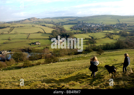 Un ragazzo e ragazza e cane a camminare su Kerridge, affacciato Rainow Foto Stock