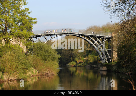 L'Ironbridge che attraversano il fiume Severn a Telford Shropshire England Regno Unito Foto Stock