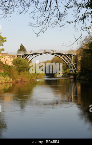 L'Ironbridge che attraversano il fiume Severn a Telford Shropshire England Regno Unito Foto Stock