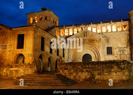 Chiesa Collegiata, Santillana del Mar, Cantabria, Spagna, di notte Foto Stock