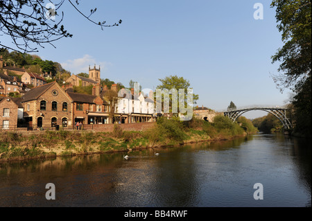 L'Ironbridge che attraversano il fiume Severn a Telford Shropshire England Regno Unito Foto Stock