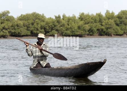 Senegal: pescatore nella sua piroga sul fiume Casamance Foto Stock