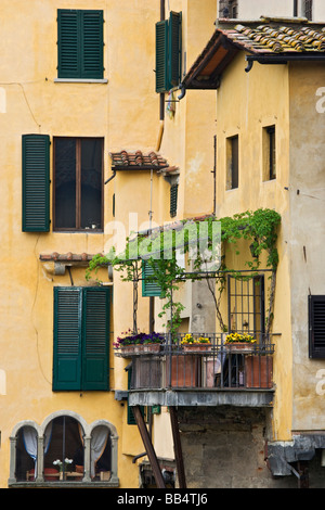 L'Europa, Italia, Toscana, Firenze. Balcone e edifici vicino al Ponte Vecchio. Foto Stock