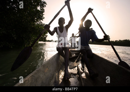 Senegal: i pescatori in una piroga sul fiume Casamance Foto Stock