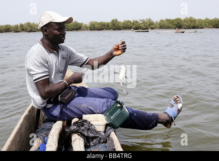 Senegal: pescatore nella sua piroga sul fiume Casamance Foto Stock