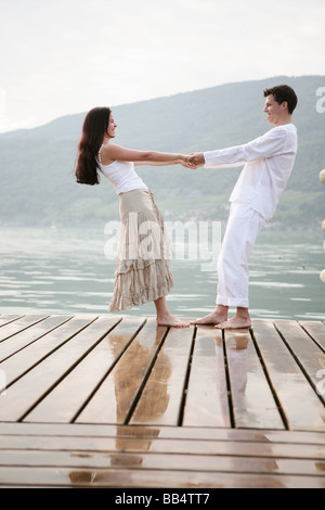 Coppia danzante sul molo al lakside Foto Stock