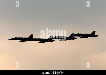 Una vista laterale di 4 F/A-18 Hornet Jet Fighters in formazione Foto Stock