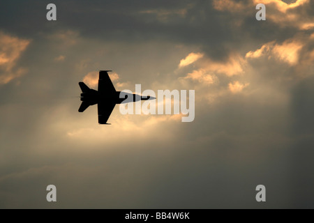 Silhouette Vista aerea di una F/A-18 jet da combattimento Foto Stock