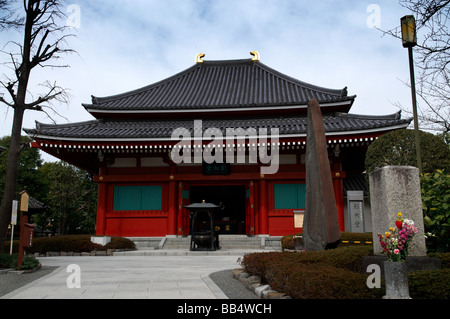 Santuario entro il buddista di Senso-ji tempio complesso di Asakusa, Tokyo, Giappone Foto Stock