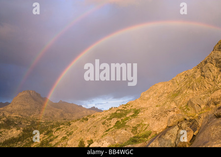 Stati Uniti d'America, Wyoming Bridger National Forest, Bridger deserto. Doppio arcobaleno sulla testa di elefante picco sul Wind River Range. Foto Stock