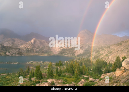 Stati Uniti d'America, Wyoming Bridger National Forest, Bridger deserto. Doppio arcobaleno sulla testa di elefante picco sul Wind River Range. Foto Stock