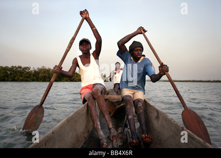 Senegal: pescatore in una piroga sul fiume Casamance Foto Stock