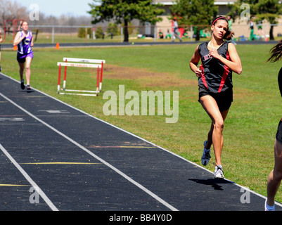 High School girl via di corsa Foto Stock