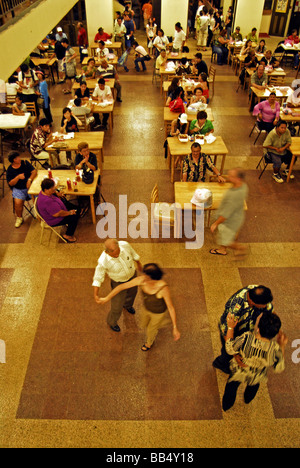 GUAM. Camera con tabelle in righe e righe con il popolo giapponese in seduta davanti a loro e alcune coppie danzanti sulla pista da ballo Foto Stock