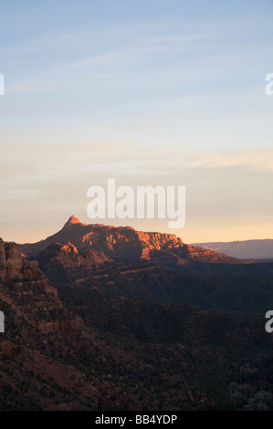 Estremità occidentale dell'altopiano del Colorado al tramonto vista sud da Kolob canyon si affacciano Zion National Park nello Utah Foto Stock