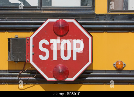 Il segnale di arresto sul bus di scuola Foto Stock