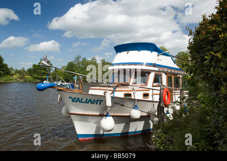 Inghilterra Berkshire Bray Village piacere barca Valiant ormeggiato sul fiume Tamigi a Waterside Inn Foto Stock